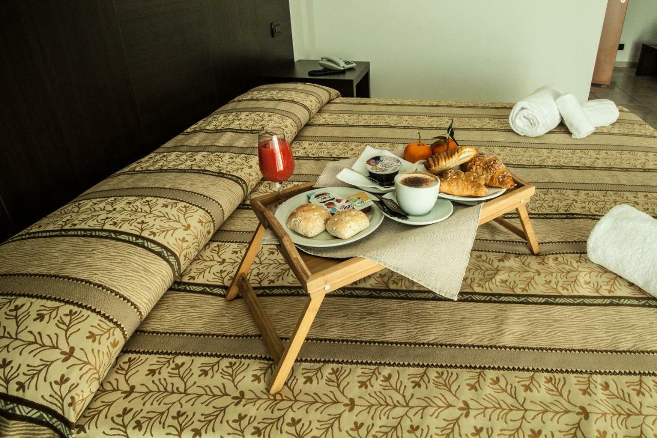 Hotel Davide リボリ エクステリア 写真