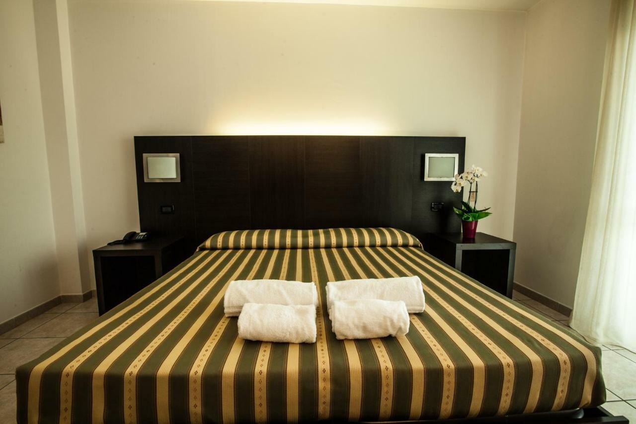 Hotel Davide リボリ エクステリア 写真