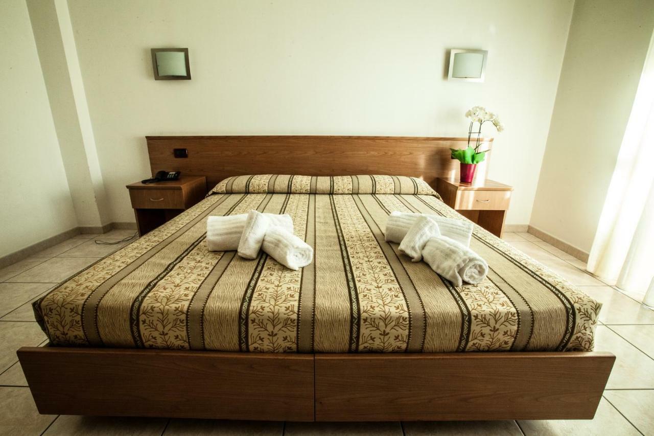 Hotel Davide リボリ エクステリア 写真