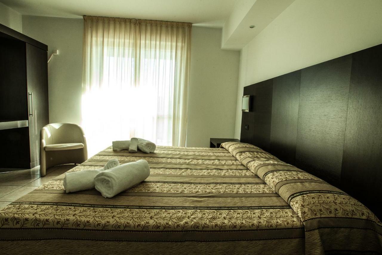 Hotel Davide リボリ エクステリア 写真