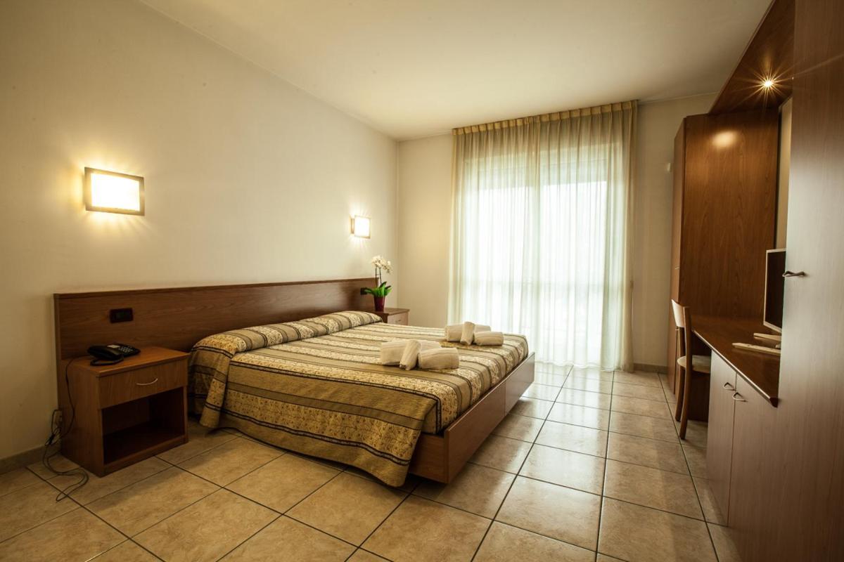 Hotel Davide リボリ エクステリア 写真